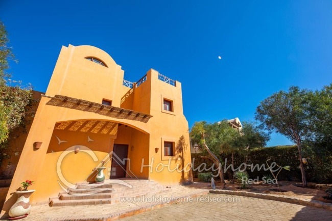 Entrance to the villa with parking space