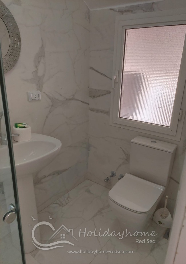 Guest bathroom with shower cabin - ground floor