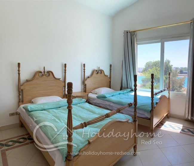 Bedroom 2 with tow single bed lagoon view