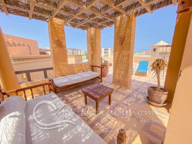 Roof terrace with bis seating area