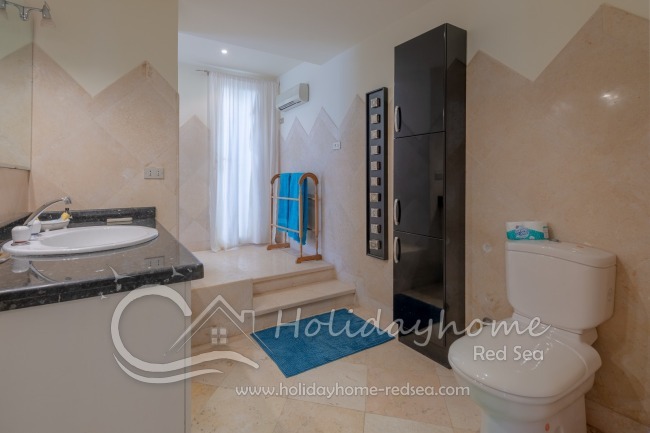 En-suite bathroom #1 with shower