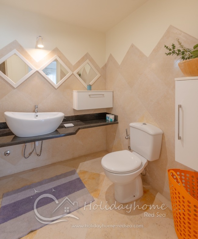 En-suite bathroom #2 with shower