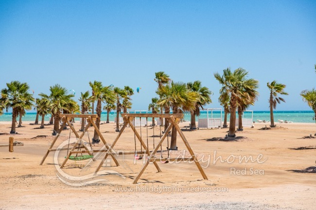 Children's swing and sunbeds for Mangroovy guests