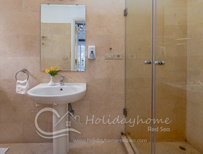 Bathroom to bedroom 4