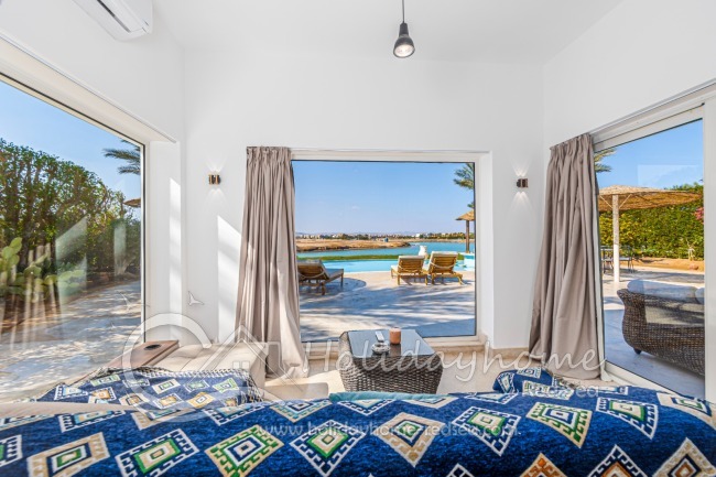 Wintergarden with cozy couch corner