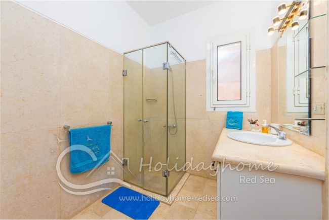 Second bathroom wiht shower.