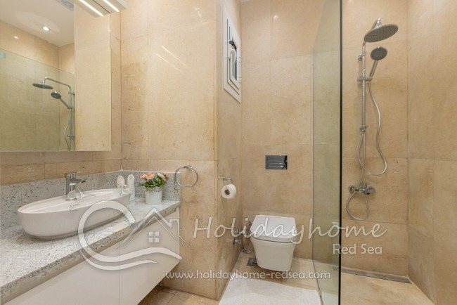En-Suite bathroom with large shower