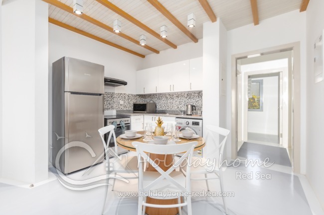 Fully equipped kitchen with dining table