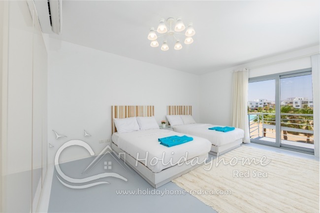 Large bedroom with two singel beds and balcony