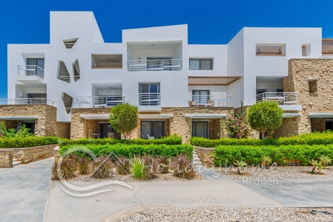 View to the building from the lagoon side