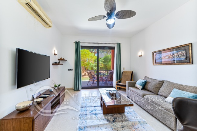 Living room with access to the terrace and large TV