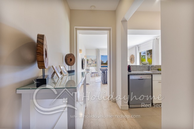 Corridor to the kitchen and living room