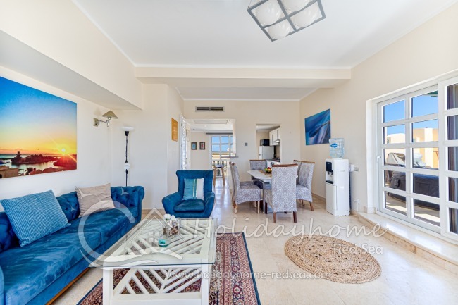 Large living room with dining area, open kitchen and access to the terrace