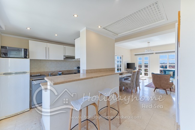 Fully equipped kitchen with dish washer, microwave, toaster, kettle, water despenser and coffee machine