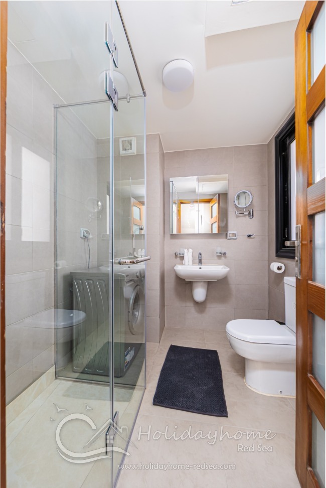 Second bathroom with shower and washingmachine 