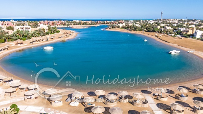 Charming lagoon oasis