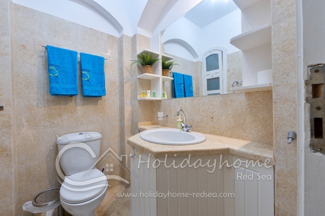 Bathroom 1 on the groundfloor with shower
