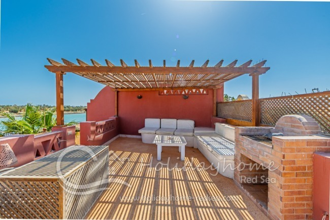 Roof terrace with BBQ grill
