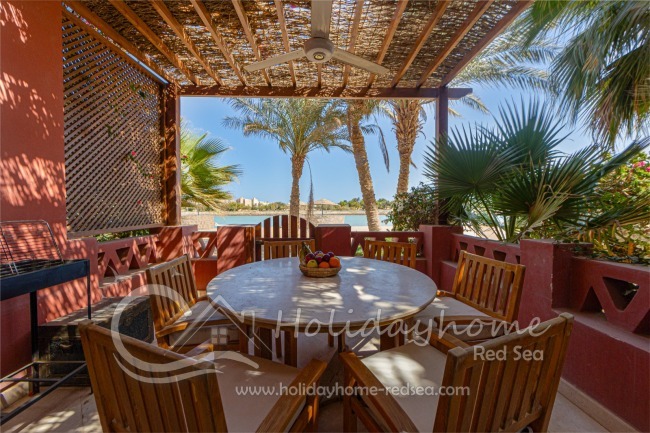 Terrace with large table and entry to the lagoon