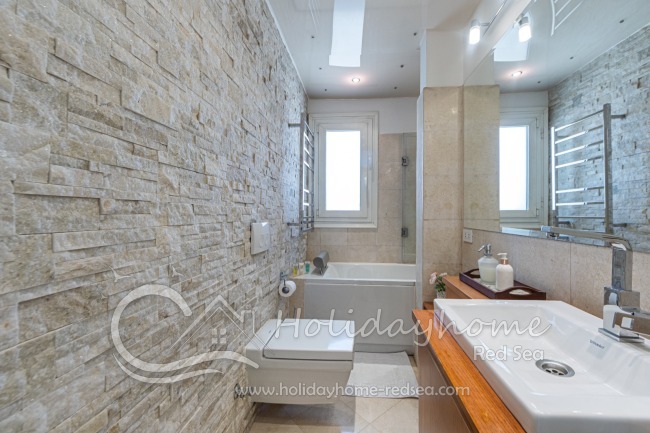 Second bathroom with bath tub/shower kombination