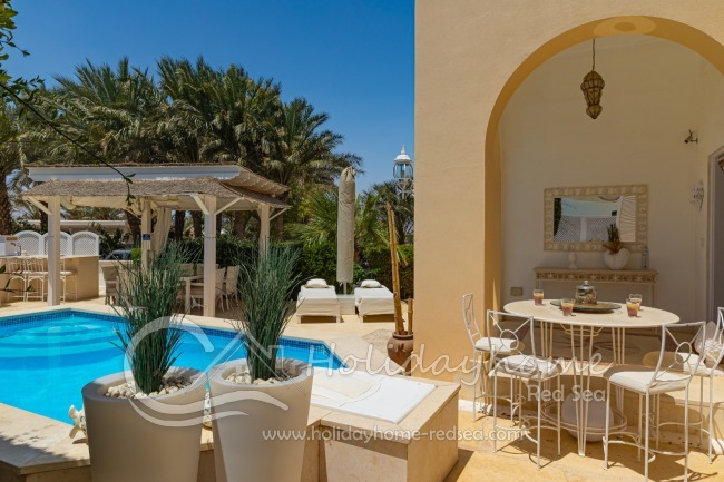 Pool and Sitting area 