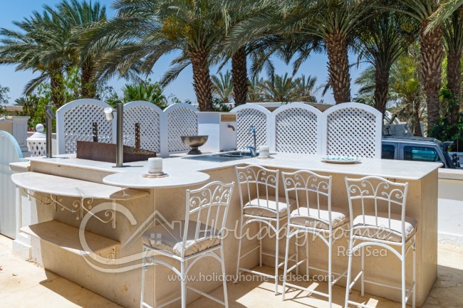 Outdoor kitchen with BBQ grill