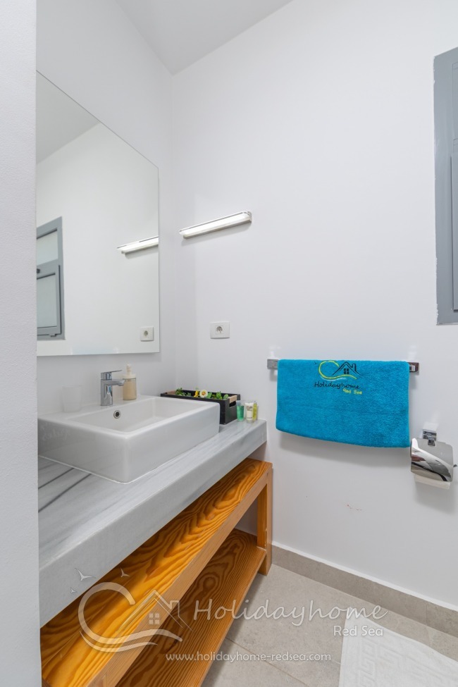 Washing table with large storrage space