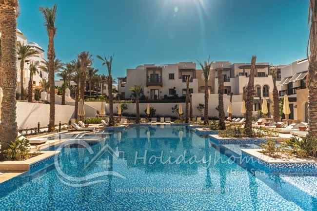 Dreamy shared pool. Just a few steps from the studio