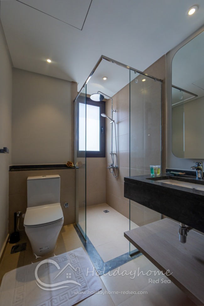 Bathroom 2 with large shower between bedroom 2 and 3 